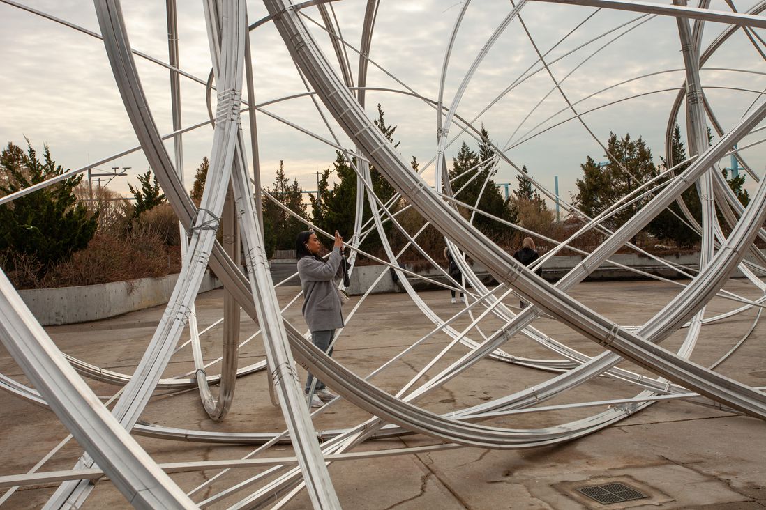 Photos of Antony Gormley's new aluminum tube sculpture "New York Clearing"